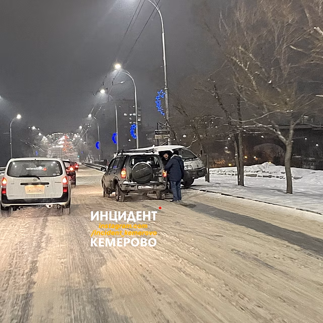 Автомобили столкнулись на Красноармейском мосту в Кемерове