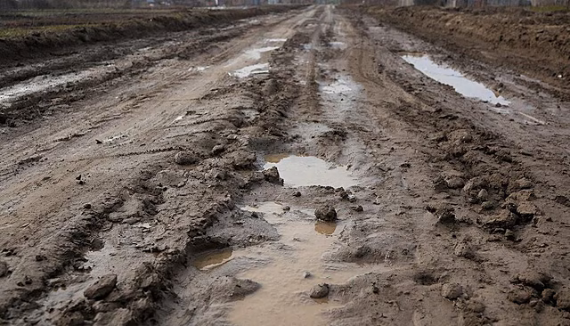 Юные школьники пешком по дорожной трясине добираются в Большую Венью в Удмуртии