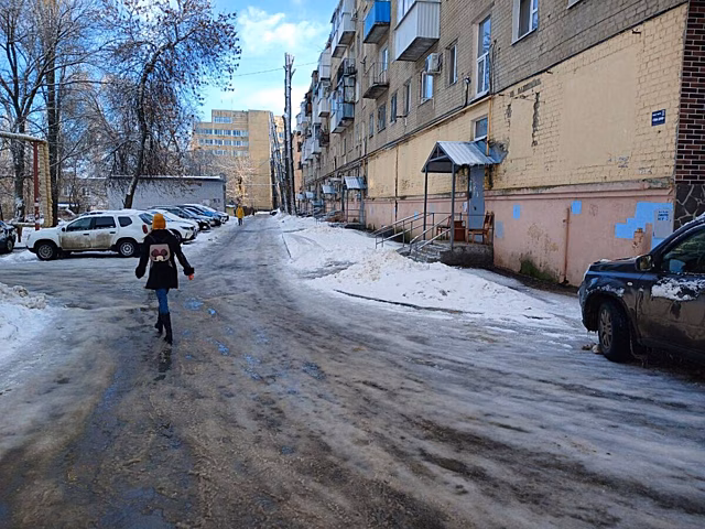 Сотрудники Госавтоинспекции Саратова наказали автохама штрафом после жалоб местных жителей
