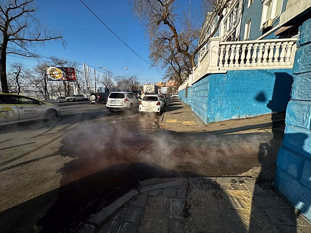 Срочно убирайте машины. Жуткое ЧП в центре Владивостока прямо сейчас