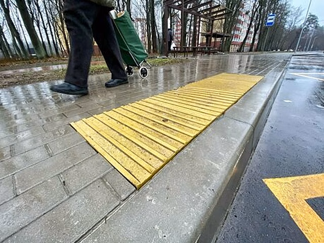 Власти Калининграда хотят поменять материал, из которого делают жёлтую тактильную плитку на тротуарах