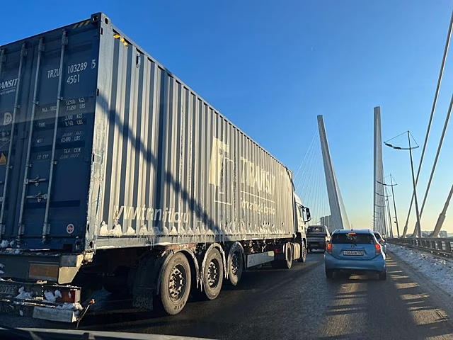 «Уже разрешили?»: во Владивостоке на Золотом мосту образовалась пробка из-за большегрузов