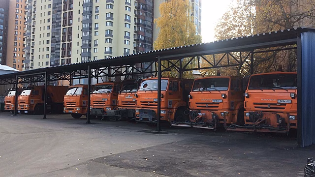 «Жилищник» создал навес для техники на производственной базе