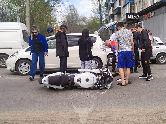Мотоцикл столкнулся с автомобилем на Острове