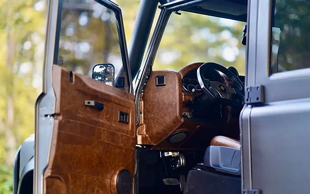 Уникальный шестиколесный Land Rover Defender выставили на аукцион