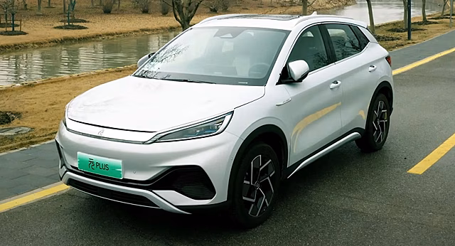 В Интернете показали китайский автомобиль BYD Yuan Plus с вентиляционными отверстиями в виде гантелей
