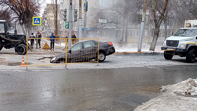 В центре Саратова машина провалилась в коммунальную яму