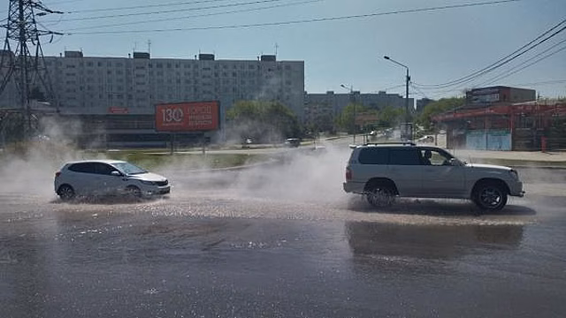 Возле крупного ТЦ в Новосибирске произошло ЧП: «Машины едут по кипятку»