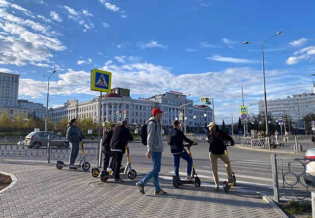 В Екатеринбурге два самокатчика не поделили дорогу: одного увезли в больницу