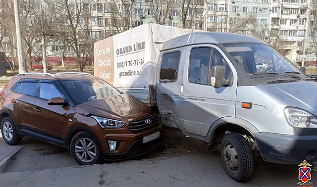 В ДТП с «Газелью» в Волгограде пострадала женщина и двое детей