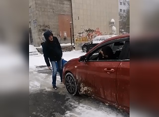 Пешеход и водитель вступили в конфликт на проспекте Карла Маркса