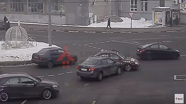 В центре Ярославля «Тойота» протаранила учебный автомобиль