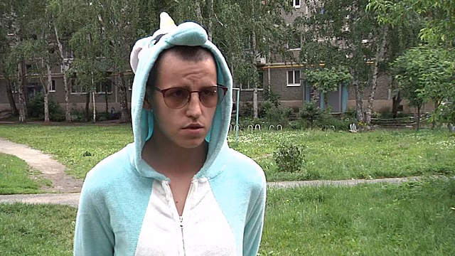 «Он смотрел на меня в зеркало и ржал». Таксист получил два с половиной года за нападки на гея в костюме единорога