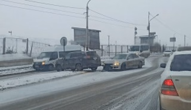 В Астрахани очередной снегопад спровоцировал более десятка ДТП