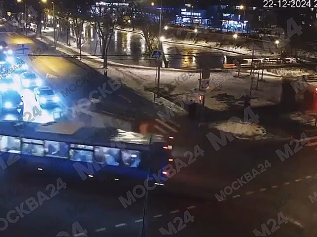 Момент аварии на Новочеркасском бульваре в Москве попал на видео
