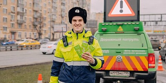 Тысячу шоколадок раздают экипажи дорожного патруля ЦОДД женщинам водителям