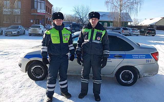 Оренбургские автоинспекторы помогли иностранному дальнобойщику, чья машина сломалась на трассе