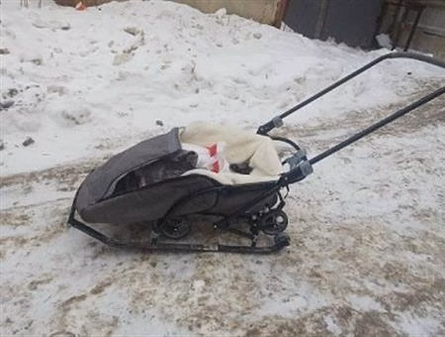В Самаре водитель наехал на санки с двухлетней девочкой