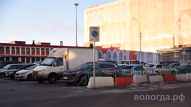 Вологжан просят не оставлять автомобили на ночь возле почтамта в Вологде