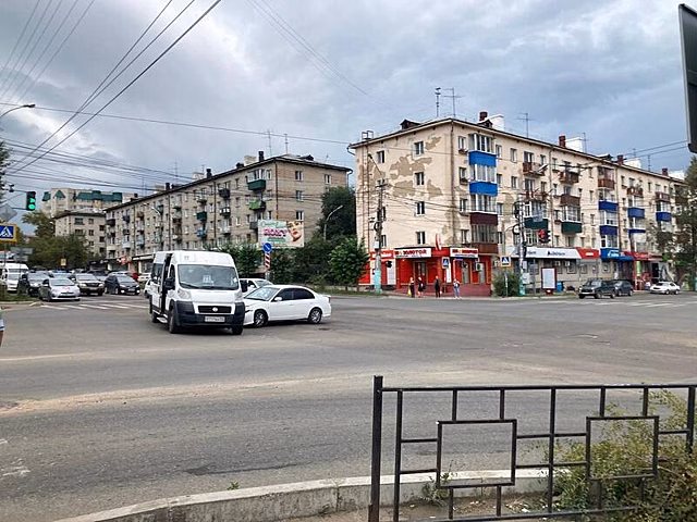 Маршрутка попала в ДТП на перекрёстке улиц Богомягкова и Бабушкина