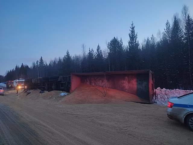 В Игринском районе по вине пьяного водителя опрокинулся КАМАЗ с зерном