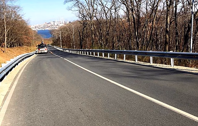 Барьерное ограждение появится на дороге в Поспелово во Владивостоке