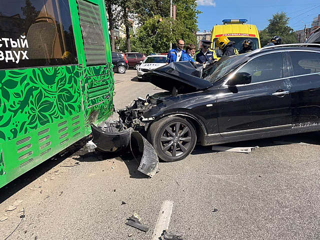 В Челябинске возле Кукольного театра иномарка влетела в автобус
