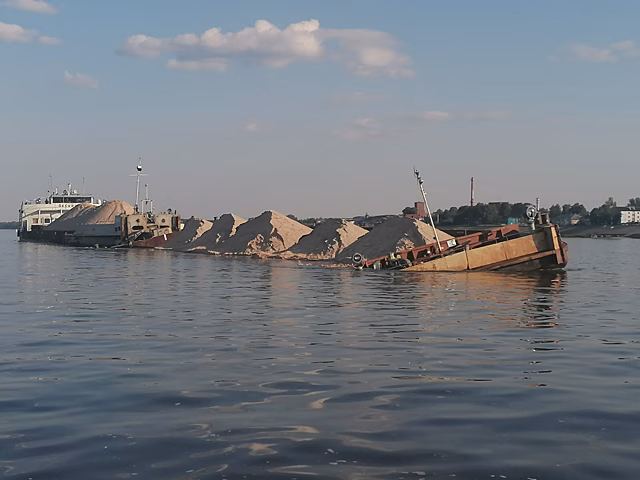 Специалисты лаборатории исследуют пробы воды на месте ЧП с севшей на мель баржей в Балахне