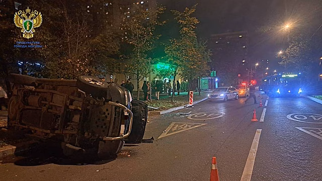 Попавшие в аварию школьники в Москве угнали машину у матери одного из них