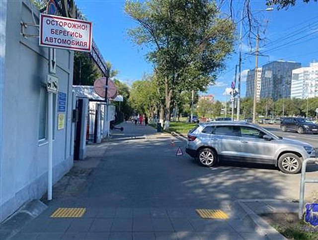 В Самаре автомобилистка на Skoda сбила подростков на электросамокате