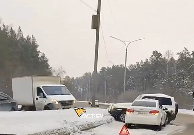 На Бердском шоссе в Новосибирске произошло массовое ДТП