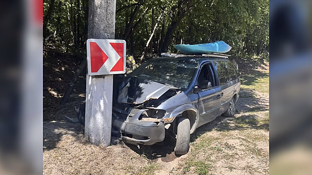 В Крыму устанавливаются обстоятельства аварии, в которой водитель минивэна въехал в опору ЛЭП