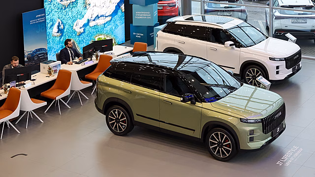 Продажи новых автомобилей в России в марте упали на 45%