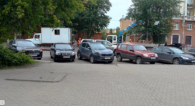 Кемеровские автомобилисты блокировали проезд во двор ради шоппинга
