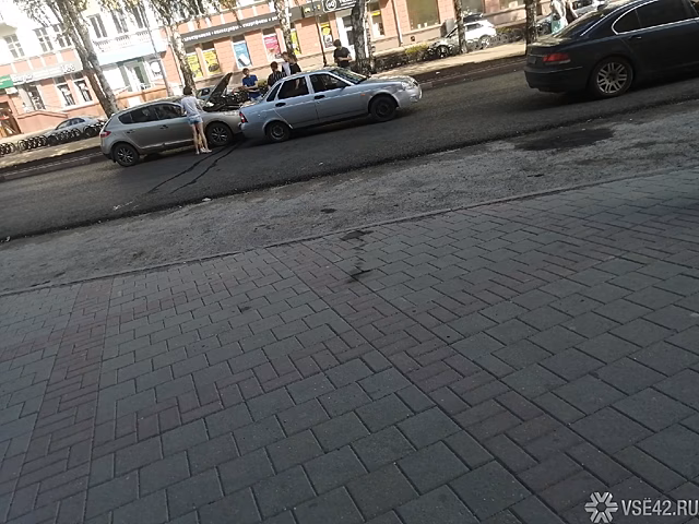 Две иномарки столкнулись около ресторана в Кемерове