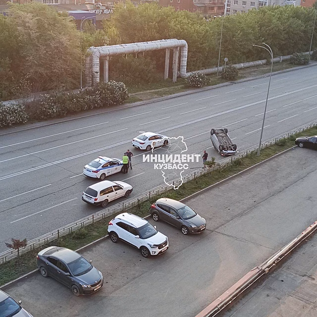 Легковушка перевернулась на крышу после ДТП в Кемерове