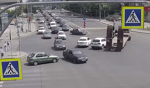 В Волгограде столкнулись грузовик с прицепом и иномарка