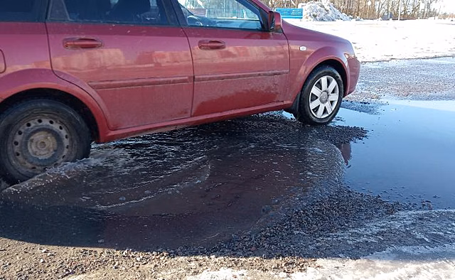В Курской области несколько автомобилей пробили колеса в яме