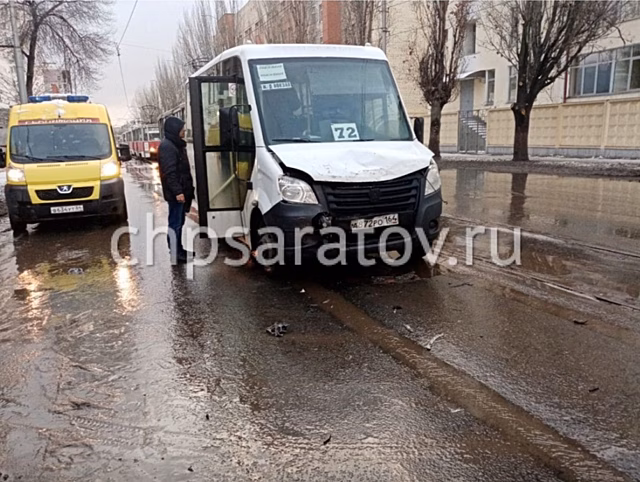В ДТП с маршруткой №72 на Кутякова пострадала женщина