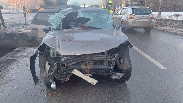 В Кургане такси с пассажирами упало в коммунальную яму: водитель погиб