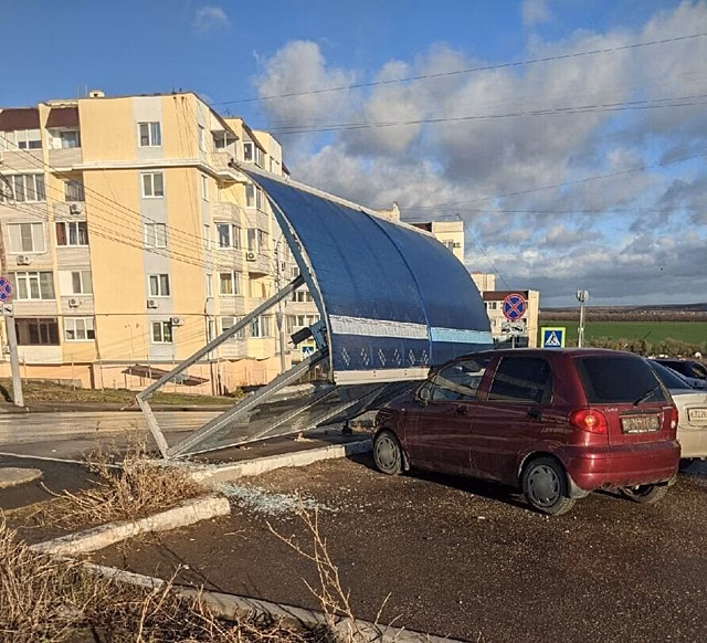 Сильный ветер повалил остановку на припаркованный автомобиль в Саратове