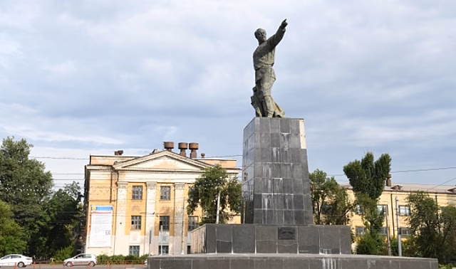 На севере Волгограда отремонтируют памятник Дзержинскому