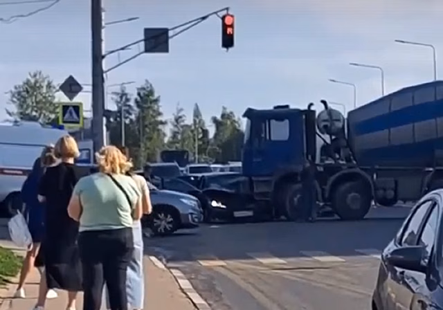 Бетономешалка столкнулась с легковым автомобилем в ЖК «Цветы»