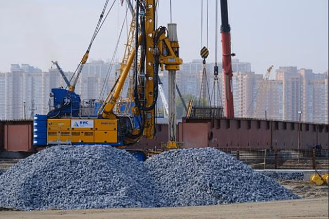 В Новосибирске на стройке платного моста через Обь упал кран