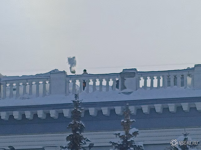 На крышах зданий вокруг площади Советов в Кемерове срочно чистят сугробы
