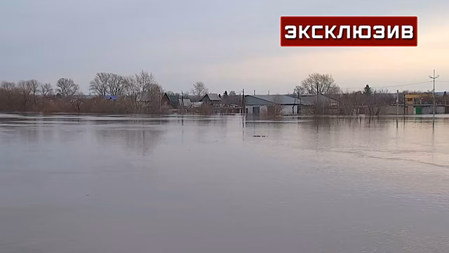 Спасатели пытаются закрыть течь в дамбе на реке Тобол мешками с песком