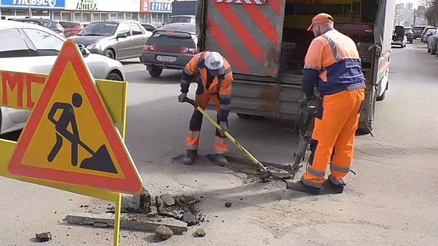 В Кирове восстанавливают дорожное покрытие вокруг колодцев