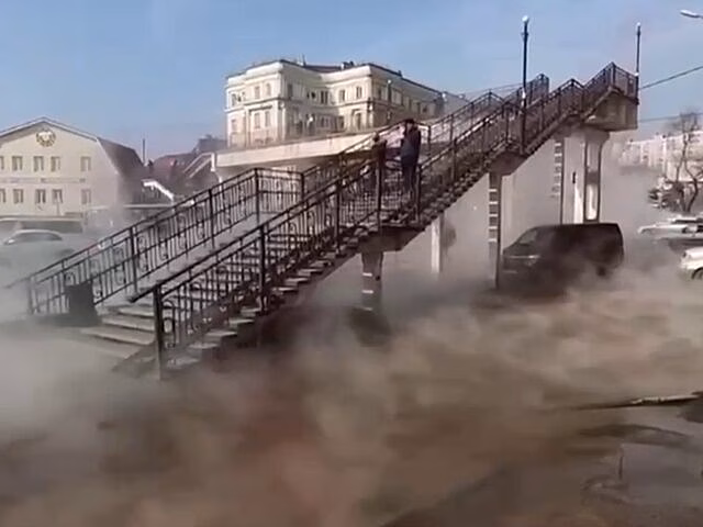 Теплотрассу прорвало во Владивостоке, около 30 тысяч жителей остались без тепла и воды