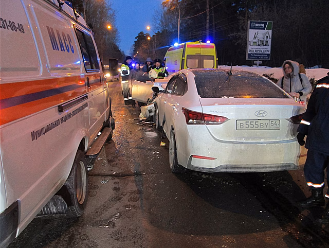 В Новосибирске в Октябрьском районе произошло столкновение двух автомобилей марки «Hyundai Solaris» и «Toyota»