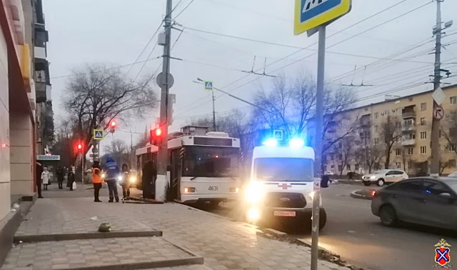 После падения в салоне троллейбуса в Волгограде скончалась пенсионерка